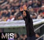 31.10.2025, Fussball 1. Bundesliga 2025/2026, 9.Spieltag, FC Augsburg - Borussia Dortmund, in der WWK-Arena Augsburg. Trainer Sandro Wagner (FC Augsburg) in Rage  