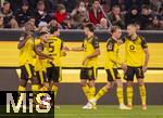 31.10.2025, Fussball 1. Bundesliga 2025/2026, 9.Spieltag, FC Augsburg - Borussia Dortmund, in der WWK-Arena Augsburg. Torjubel Serhou Yadaly Guirassy (li, Borussia Dortmund), re: Waldemar Anton (Borussia Dortmund), Aaron Anselmino (Borussia Dortmund) 