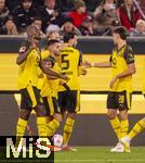 31.10.2025, Fussball 1. Bundesliga 2025/2026, 9.Spieltag, FC Augsburg - Borussia Dortmund, in der WWK-Arena Augsburg. Torjubel Serhou Yadaly Guirassy (li, Borussia Dortmund), re: Aaron Anselmino (Borussia Dortmund) 