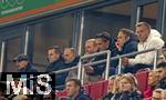31.10.2025, Fussball 1. Bundesliga 2025/2026, 9.Spieltag, FC Augsburg - Borussia Dortmund, in der WWK-Arena Augsburg.  Manuel Baum (li, FC Augsburg) sitzen oben auf der Tribne mit Prsident Markus Krapf (FC Augsburg)  
