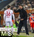 31.10.2025, Fussball 1. Bundesliga 2025/2026, 9.Spieltag, FC Augsburg - Borussia Dortmund, in der WWK-Arena Augsburg. v.li: Mert Kmr (FC Augsburg) und Trainer Sandro Wagner (FC Augsburg) im Gesprch an der Seitenlinie.
