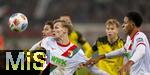 31.10.2025, Fussball 1. Bundesliga 2025/2026, 9.Spieltag, FC Augsburg - Borussia Dortmund, in der WWK-Arena Augsburg. v.li: Marcel Sabitzer (Borussia Dortmund) gegen Anton Kade (FC Augsburg) am Ball 

