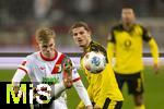 31.10.2025, Fussball 1. Bundesliga 2025/2026, 9.Spieltag, FC Augsburg - Borussia Dortmund, in der WWK-Arena Augsburg. v.li: Anton Kade (FC Augsburg) gegen Marcel Sabitzer (Borussia Dortmund) 
