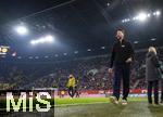 31.10.2025, Fussball 1. Bundesliga 2025/2026, 9.Spieltag, FC Augsburg - Borussia Dortmund, in der WWK-Arena Augsburg. Trainer Sandro Wagner (FC Augsburg) im Stadion nachdenklich 
