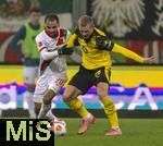 31.10.2025, Fussball 1. Bundesliga 2025/2026, 9.Spieltag, FC Augsburg - Borussia Dortmund, in der WWK-Arena Augsburg. v.li: Alexis Julian Claude-Maurice (FC Augsburg) gegen Julian Ryerson (Borussia Dortmund) 
