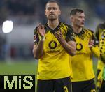 31.10.2025, Fussball 1. Bundesliga 2025/2026, 9.Spieltag, FC Augsburg - Borussia Dortmund, in der WWK-Arena Augsburg.  nach dem Spiel Waldemar Anton (Borussia Dortmund)  bei den Fans 