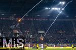 31.10.2025, Fussball 1. Bundesliga 2025/2026, 9.Spieltag, FC Augsburg - Borussia Dortmund, in der WWK-Arena Augsburg. Leuchtrakete, die die Dortmunder Fans abgebrannt haben, fliegt quer ber den Platz zu den Gstefans in den Augsburger Block. Auch die Spieler auf dem Platz Keven Schlotterbeck (FC Augsburg), Serhou Yadaly Guirassy (Borussia Dortmund), Iris Chrislain Aurel Matisma (FC Augsburg) beobachten eine Rakete die direkt neben den Spielern einschlgt.
