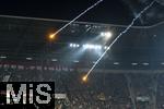 31.10.2025, Fussball 1. Bundesliga 2025/2026, 9.Spieltag, FC Augsburg - Borussia Dortmund, in der WWK-Arena Augsburg. Leuchtrakete, die die Dortmunder Fans abgebrannt haben, fliegt quer ber den Platz zu den Gstefans in den Augsburger Block. 