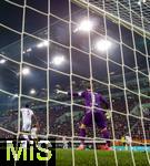 31.10.2025, Fussball 1. Bundesliga 2025/2026, 9.Spieltag, FC Augsburg - Borussia Dortmund, in der WWK-Arena Augsburg. re: Torwart Finn Dahmen (FC Augsburg) 
