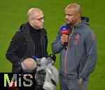 01.11.2025, Fussball Bundesliga 2025/2026, 9.Spieltag, FC Bayern Mnchen - Bayer Leverkusen, in der Allianz-Arena Mnchen, v.l. Patrick Wasserziehr (Deutschland) interviewt Trainer Vincent Kompany (FC Bayern Mnchen) 


