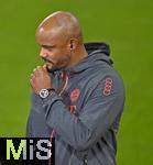 01.11.2025, Fussball Bundesliga 2025/2026, 9.Spieltag, FC Bayern Mnchen - Bayer Leverkusen, in der Allianz-Arena Mnchen, Trainer Vincent Kompany (FC Bayern Mnchen) nachdenklich.


