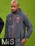 01.11.2025, Fussball Bundesliga 2025/2026, 9.Spieltag, FC Bayern Mnchen - Bayer Leverkusen, in der Allianz-Arena Mnchen, Trainer Vincent Kompany (FC Bayern Mnchen) nachdenklich.


