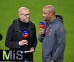 01.11.2025, Fussball Bundesliga 2025/2026, 9.Spieltag, FC Bayern Mnchen - Bayer Leverkusen, in der Allianz-Arena Mnchen, v.l. Patrick Wasserziehr (Deutschland) interviewt Trainer Vincent Kompany (FC Bayern Mnchen) 


