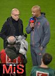 01.11.2025, Fussball Bundesliga 2025/2026, 9.Spieltag, FC Bayern Mnchen - Bayer Leverkusen, in der Allianz-Arena Mnchen, v.l. Patrick Wasserziehr (Deutschland) interviewt Trainer Vincent Kompany (FC Bayern Mnchen) 



