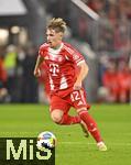 01.11.2025, Fussball Bundesliga 2025/2026, 9.Spieltag, FC Bayern Mnchen - Bayer Leverkusen, in der Allianz-Arena Mnchen, Lennart Karl (FC Bayern Mnchen) am Ball.


