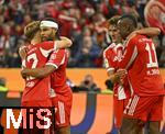 01.11.2025, Fussball Bundesliga 2025/2026, 9.Spieltag, FC Bayern Mnchen - Bayer Leverkusen, in der Allianz-Arena Mnchen, Torjubel v.l. Lennart Karl (FC Bayern Mnchen) und Serge Gnabry (FC Bayern Mnchen) umarmen sich. v.l. Lennart Karl (FC Bayern Mnchen), Serge Gnabry (FC Bayern Mnchen), Tom Bischof (Bayern Mnchen) und Nicolas Jackson (FC Bayern Mnchen) 


