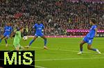 01.11.2025, Fussball Bundesliga 2025/2026, 9.Spieltag, FC Bayern Mnchen - Bayer Leverkusen, in der Allianz-Arena Mnchen, Loic Bade (Leverkusen) Eigentor gegen Torwart Mark Flekken (Leverkusen) 


