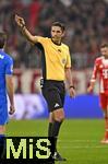 01.11.2025, Fussball Bundesliga 2025/2026, 9.Spieltag, FC Bayern Mnchen - Bayer Leverkusen, in der Allianz-Arena Mnchen, Schiedsrichter Deniz Aytekin (Deutschland) gestikuliert,


