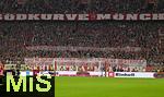 01.11.2025, Fussball Bundesliga 2025/2026, 9.Spieltag, FC Bayern Mnchen - Bayer Leverkusen, in der Allianz-Arena Mnchen, In der Sdkurve werden Spruchplakate hoch gehoben


