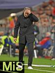 01.11.2025, Fussball Bundesliga 2025/2026, 9.Spieltag, FC Bayern Mnchen - Bayer Leverkusen, in der Allianz-Arena Mnchen, 
Trainer Kasper Hjulmand (Bayer Leverkusen) fasst sich an den Kopf,

