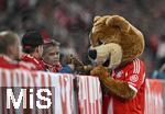 01.11.2025, Fussball Bundesliga 2025/2026, 9.Spieltag, FC Bayern Mnchen - Bayer Leverkusen, in der Allianz-Arena Mnchen, 
Berni das Maskottchen schreibt Autogramme


