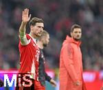 01.11.2025, Fussball Bundesliga 2025/2026, 9.Spieltag, FC Bayern Mnchen - Bayer Leverkusen, in der Allianz-Arena Mnchen, Leon Goretzka (FC Bayern Mnchen) winkt.


