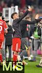 01.11.2025, Fussball Bundesliga 2025/2026, 9.Spieltag, FC Bayern Mnchen - Bayer Leverkusen, in der Allianz-Arena Mnchen, Tom Bischof (Bayern Mnchen) macht Selfies


