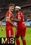 01.11.2025, Fussball Bundesliga 2025/2026, 9.Spieltag, FC Bayern Mnchen - Bayer Leverkusen, in der Allianz-Arena Mnchen, Torjubel v.li: Tom Bischof (Bayern Mnchen) mit Serge Gnabry (FC Bayern Mnchen) 