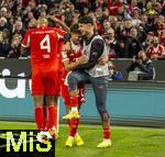 01.11.2025, Fussball Bundesliga 2025/2026, 9.Spieltag, FC Bayern Mnchen - Bayer Leverkusen, in der Allianz-Arena Mnchen, Torjubel Jonathan Tah (FC Bayern Mnchen), Tom Bischof (Bayern Mnchen), Aleksandar Pavlovic (Bayern Mnchen)  