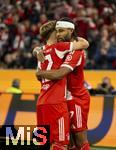 01.11.2025, Fussball Bundesliga 2025/2026, 9.Spieltag, FC Bayern Mnchen - Bayer Leverkusen, in der Allianz-Arena Mnchen, Torjubel Lennart Karl (FC Bayern Mnchen), Serge Gnabry (FC Bayern Mnchen) 