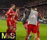 01.11.2025, Fussball Bundesliga 2025/2026, 9.Spieltag, FC Bayern Mnchen - Bayer Leverkusen, in der Allianz-Arena Mnchen, Torjubel v.li: Leon Goretzka (FC Bayern Mnchen), Joshua Kimmich (FC Bayern Mnchen), Dayot Upamecano (FC Bayern Mnchen), Serge Gnabry (FC Bayern Mnchen) 