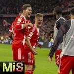 01.11.2025, Fussball Bundesliga 2025/2026, 9.Spieltag, FC Bayern Mnchen - Bayer Leverkusen, in der Allianz-Arena Mnchen, Torjubel v.li: Leon Goretzka (FC Bayern Mnchen), Joshua Kimmich (FC Bayern Mnchen), Dayot Upamecano (FC Bayern Mnchen), 