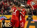 01.11.2025, Fussball Bundesliga 2025/2026, 9.Spieltag, FC Bayern Mnchen - Bayer Leverkusen, in der Allianz-Arena Mnchen, Torjubel  Serge Gnabry (FC Bayern Mnchen), Tom Bischof (Bayern Mnchen), Nicolas Jackson (FC Bayern Mnchen) 