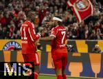 01.11.2025, Fussball Bundesliga 2025/2026, 9.Spieltag, FC Bayern Mnchen - Bayer Leverkusen, in der Allianz-Arena Mnchen, Torjubel Serge Gnabry (FC Bayern Mnchen), Nicolas Jackson (li, FC Bayern Mnchen) 