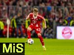 01.11.2025, Fussball Bundesliga 2025/2026, 9.Spieltag, FC Bayern Mnchen - Bayer Leverkusen, in der Allianz-Arena Mnchen, Lennart Karl (FC Bayern Mnchen) am Ball 