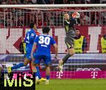 01.11.2025, Fussball Bundesliga 2025/2026, 9.Spieltag, FC Bayern Mnchen - Bayer Leverkusen, in der Allianz-Arena Mnchen, re: Torwart Manuel Neuer (FC Bayern Mnchen) hat den Ball 