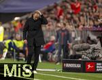 01.11.2025, Fussball Bundesliga 2025/2026, 9.Spieltag, FC Bayern Mnchen - Bayer Leverkusen, in der Allianz-Arena Mnchen, Trainer KasperHjulmand (Bayer Leverkusen) nachdenklich 