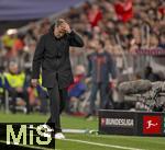 01.11.2025, Fussball Bundesliga 2025/2026, 9.Spieltag, FC Bayern Mnchen - Bayer Leverkusen, in der Allianz-Arena Mnchen, Trainer KasperHjulmand (Bayer Leverkusen) nachdenklich 