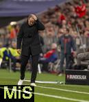 01.11.2025, Fussball Bundesliga 2025/2026, 9.Spieltag, FC Bayern Mnchen - Bayer Leverkusen, in der Allianz-Arena Mnchen, Trainer KasperHjulmand (Bayer Leverkusen) nachdenklich 