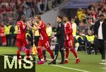 01.11.2025, Fussball Bundesliga 2025/2026, 9.Spieltag, FC Bayern Mnchen - Bayer Leverkusen, in der Allianz-Arena Mnchen, Auswechslung hochdekorierter Spieler des FCB, v.li: Nicolas Jackson (FC Bayern Mnchen), Harry Kane (FC Bayern Mnchen), Michael Olise (FC Bayern Mnchen) 
