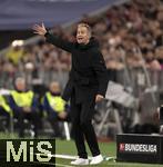 01.11.2025, Fussball Bundesliga 2025/2026, 9.Spieltag, FC Bayern Mnchen - Bayer Leverkusen, in der Allianz-Arena Mnchen, Trainer KasperHjulmand (Bayer Leverkusen) gibt Anweisungen, zeigt, gestikuliert, gibt Kommandos, Anweisungen, gibt Anweisungen, zeigend, gestikulierend,  