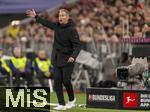 01.11.2025, Fussball Bundesliga 2025/2026, 9.Spieltag, FC Bayern Mnchen - Bayer Leverkusen, in der Allianz-Arena Mnchen, Trainer KasperHjulmand (Bayer Leverkusen) gibt Anweisungen, zeigt, gestikuliert, gibt Kommandos, Anweisungen, gibt Anweisungen, zeigend, gestikulierend,  