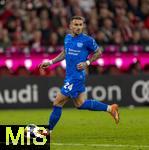 01.11.2025, Fussball Bundesliga 2025/2026, 9.Spieltag, FC Bayern Mnchen - Bayer Leverkusen, in der Allianz-Arena Mnchen, Aleix Garcia (Leverkusen) am Ball 