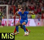 01.11.2025, Fussball Bundesliga 2025/2026, 9.Spieltag, FC Bayern Mnchen - Bayer Leverkusen, in der Allianz-Arena Mnchen, Jonathan Tah (FC Bayern Mnchen) gegen Patrik Schick (Leverkusen) 