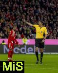 01.11.2025, Fussball Bundesliga 2025/2026, 9.Spieltag, FC Bayern Mnchen - Bayer Leverkusen, in der Allianz-Arena Mnchen, Schiedsrichter Deniz Aytekin zeigend  