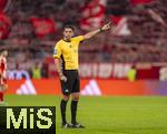 01.11.2025, Fussball Bundesliga 2025/2026, 9.Spieltag, FC Bayern Mnchen - Bayer Leverkusen, in der Allianz-Arena Mnchen, Schiedsrichter Deniz Aytekin zeigend  