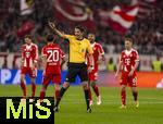 01.11.2025, Fussball Bundesliga 2025/2026, 9.Spieltag, FC Bayern Mnchen - Bayer Leverkusen, in der Allianz-Arena Mnchen, Schiedsrichter Deniz Aytekin zeigend  