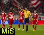 01.11.2025, Fussball Bundesliga 2025/2026, 9.Spieltag, FC Bayern Mnchen - Bayer Leverkusen, in der Allianz-Arena Mnchen, Schiedsrichter Deniz Aytekin zeigend  