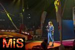 10.11.2025, Zirkus Roncalli, Gala Show von A.PPLAUS Xtra Jugendtheatercircus im
Circus-Theater Roncalli in Mnchen,  Mnchner Stadtrtin Stadtrtin Lena Odell bei der Erffnungs-Ansprache.