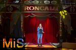 10.11.2025, Zirkus Roncalli, Gala Show von A.PPLAUS Xtra Jugendtheatercircus im
Circus-Theater Roncalli in Mnchen,  Mnchner Stadtrtin Stadtrtin Lena Odell bei der Erffnungs-Ansprache.